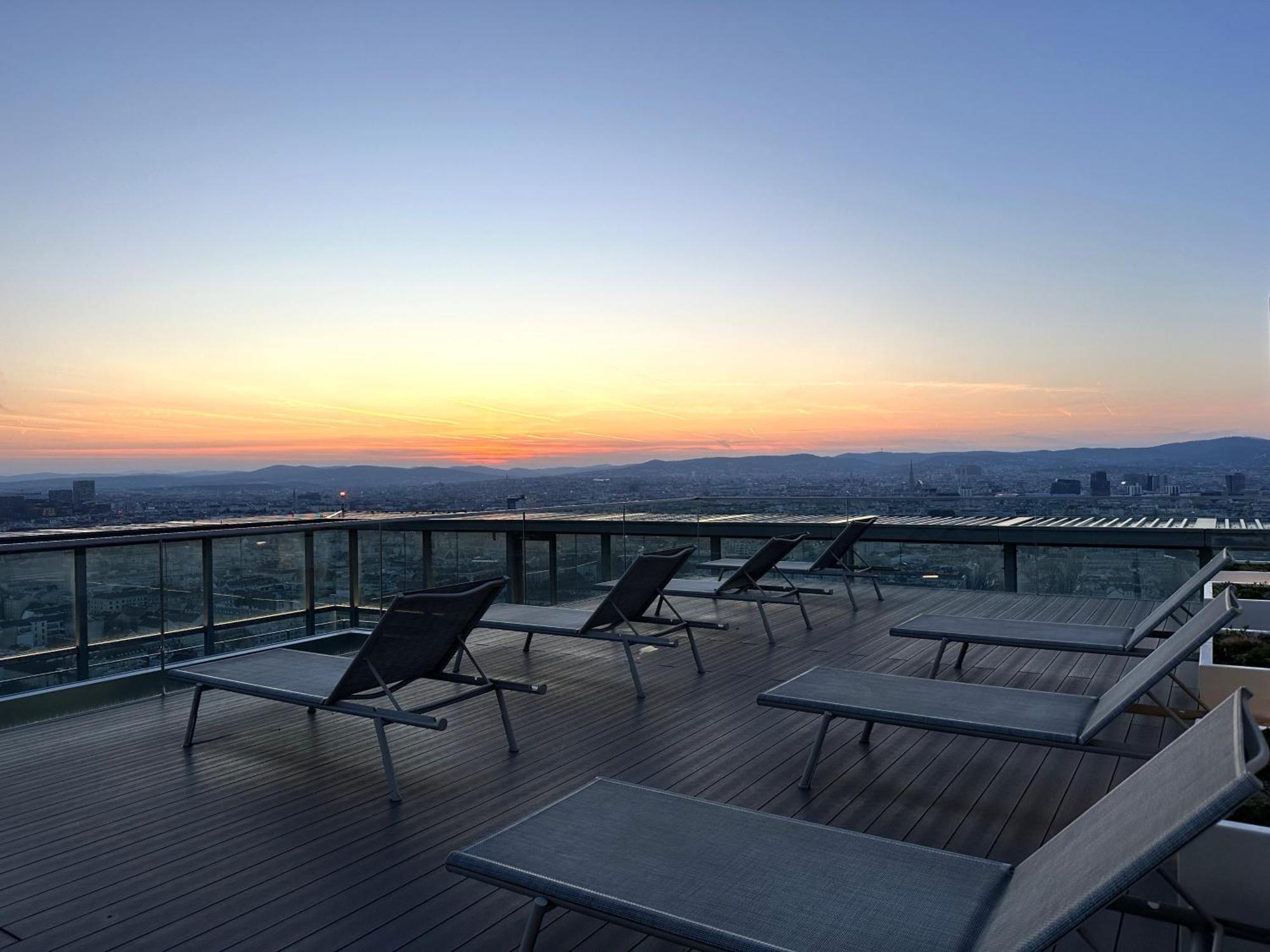 Panorama Sky Apartment I Rooftop Pool I Metro Station Viena Exterior foto