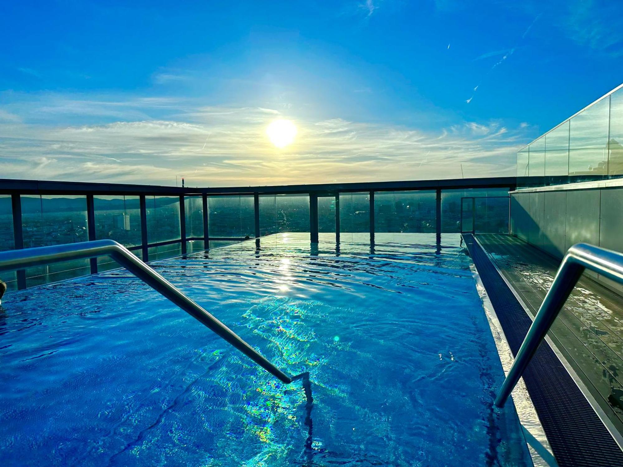 Panorama Sky Apartment I Rooftop Pool I Metro Station Viena Exterior foto